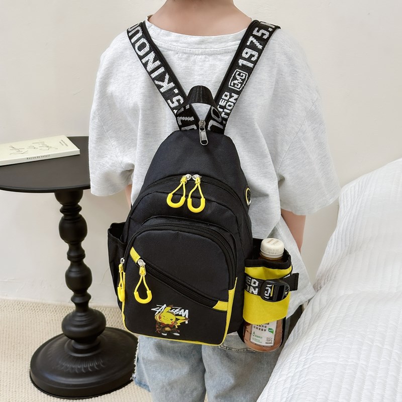 For children traveling outdoors, backpacks are often used. They are light, cute and have large capacity. Boys' chest bags and trendy single-shoulder and double-shoulder bags full figure