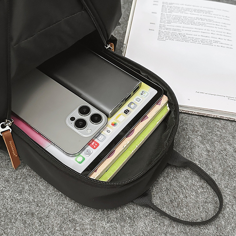 Korean version high appearance level simple and lightweight crossbody men's bag, travel casual sports chest bag, large nylon couple single-shoulder bag Application Scenario