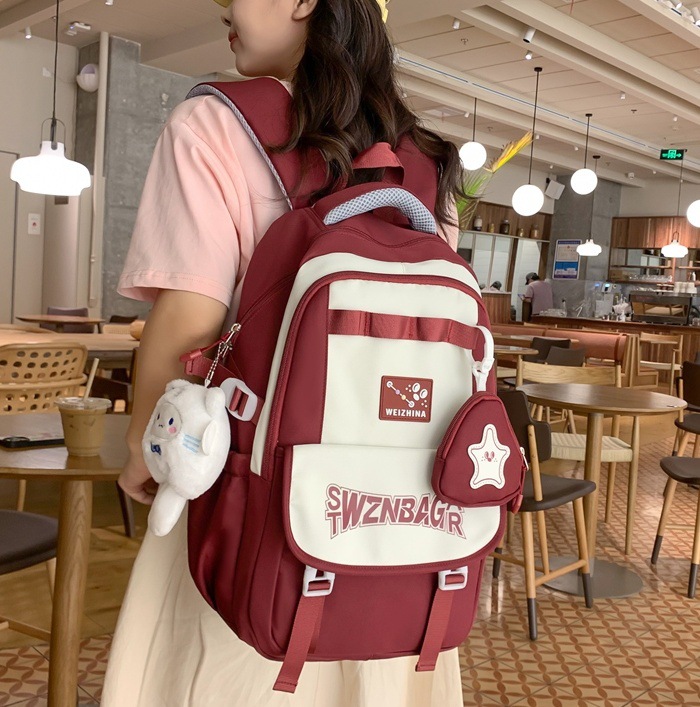 A cute Korean-style color-blocking backpack for girls on Instagram. It's a backpack for junior and senior high school students and a backpack for primary school students from grades three to five and six full figure