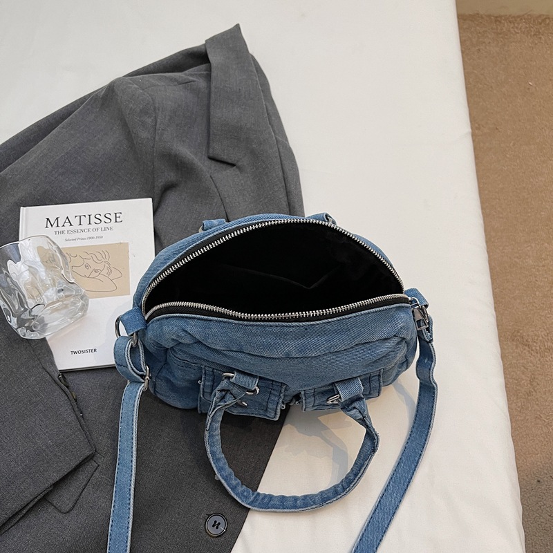 New Hong Kong-style retro niche denim underarm bag for women, fashionable and versatile, lightweight for commuting, large-capacity crossbody bag Specification drawing