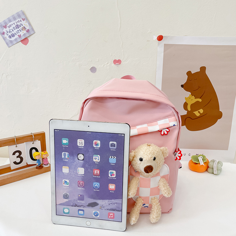 The new boys' and girls' schoolbags are cute and versatile. They are cartoon children's checkered bear dolls and backpacks Specification drawing