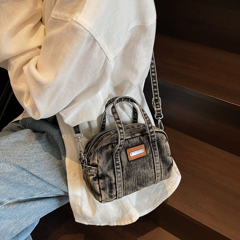 This new high-appeal, stylish Hong Kong trend brand denim bag is a casual, simple, versatile and lightweight crossbody bag for women details Picture