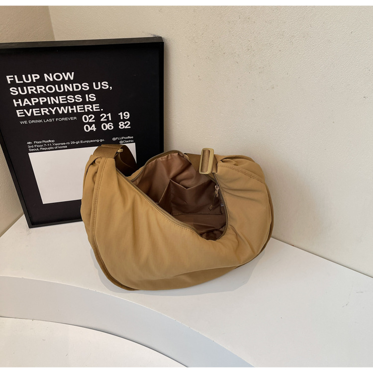 A niche Japanese ins crossbody bag with a large capacity, a casual dumpling bag, a simple and versatile new commuter single-shoulder tote bag Application Scenario