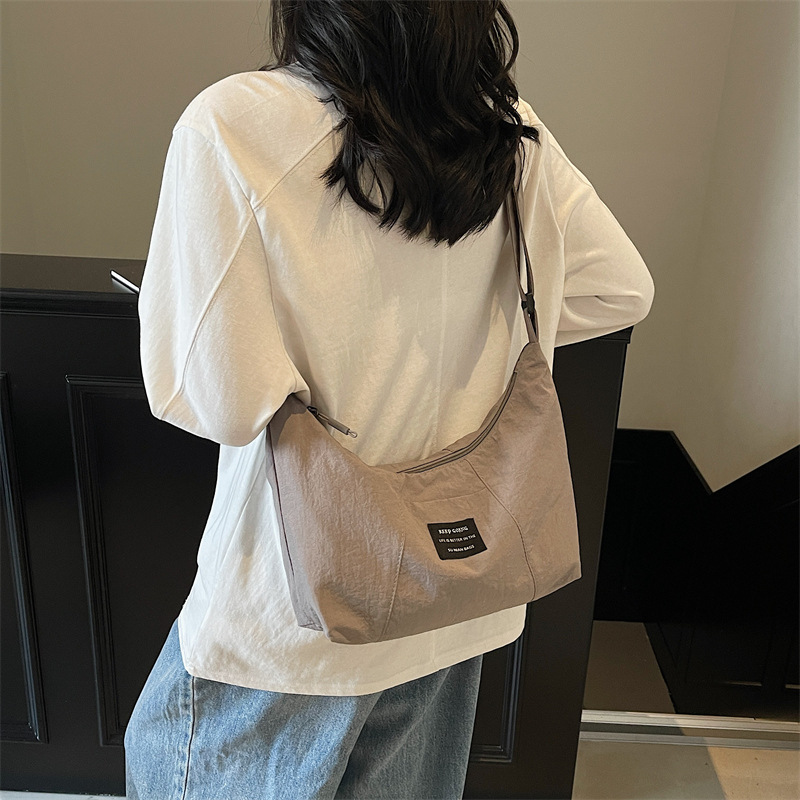 The new Korean-style tote bag with a high aesthetic level is a casual, simple, lightweight, fashionable and versatile outdoor crossbody bag for women details Picture