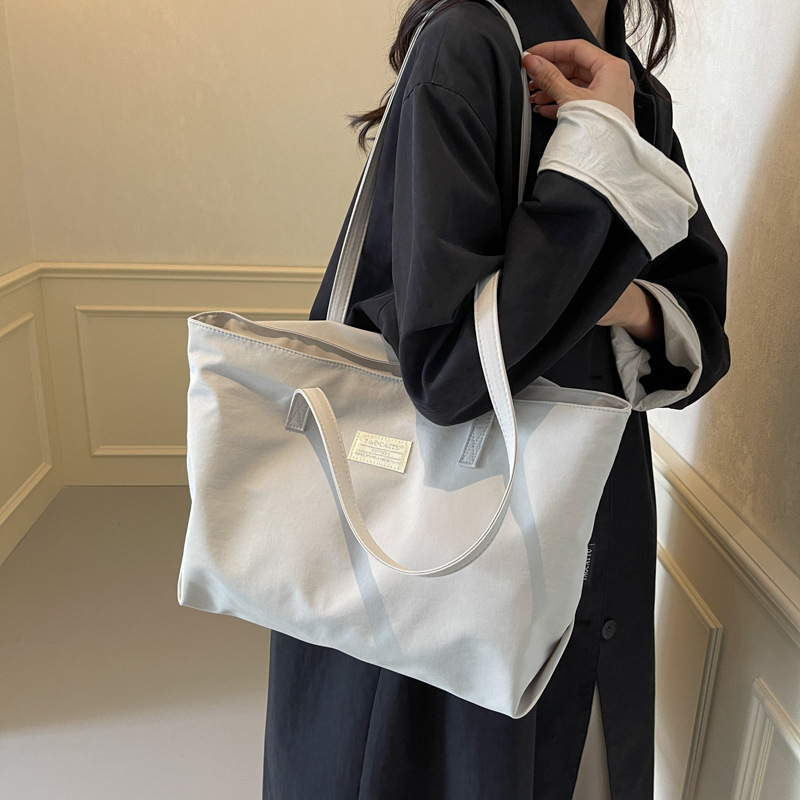 A versatile canvas bag for women's 2024 autumn and winter, a new Korean-style Instagram casual tote bag for commuting full figure