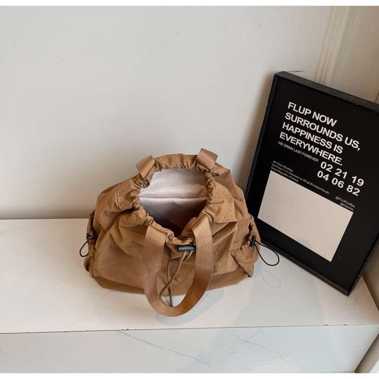 Summer solid-color simple single-shoulder bag, fashionable Korean-style drawstring backpack, versatile casual commuting schoolbag, lightweight backpack Application Scenario