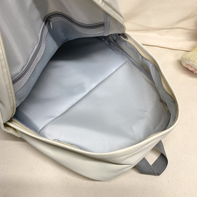 A simple and casual schoolbag with a school style for junior high school girls, a backpack for college students, and a light small schoolbag for commuting for girls Application Scenario