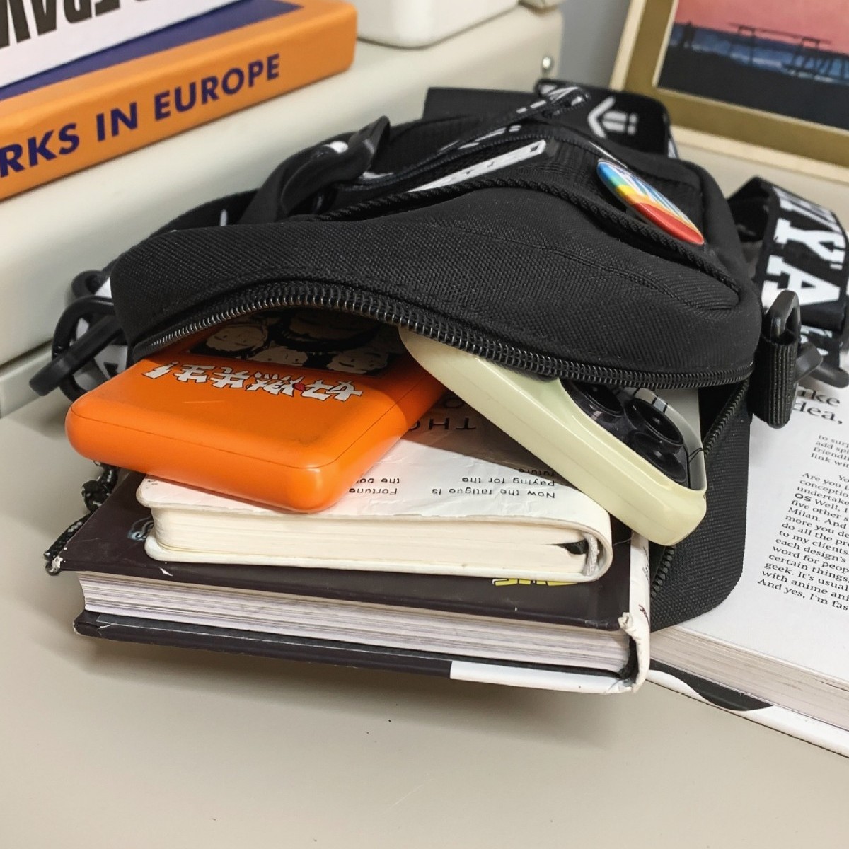 The new ins high-end and fashionable small backpack is a casual, simple and versatile couple's light crossbody bag for traveling Application Scenario