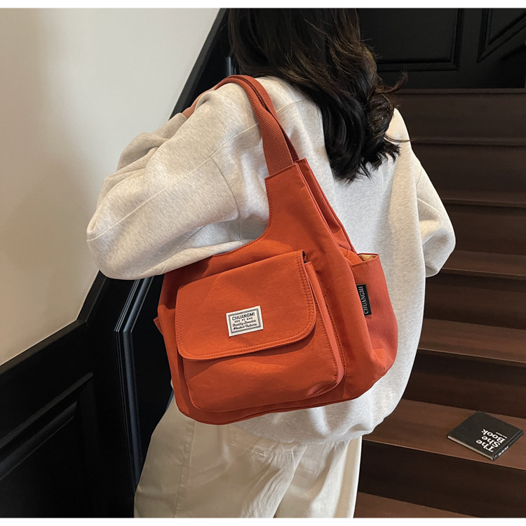 A Japanese-style InS-style retro single-shoulder bag for commuting, a niche design sense canvas bag, and a simple solid color casual commuting crossbody bag full figure