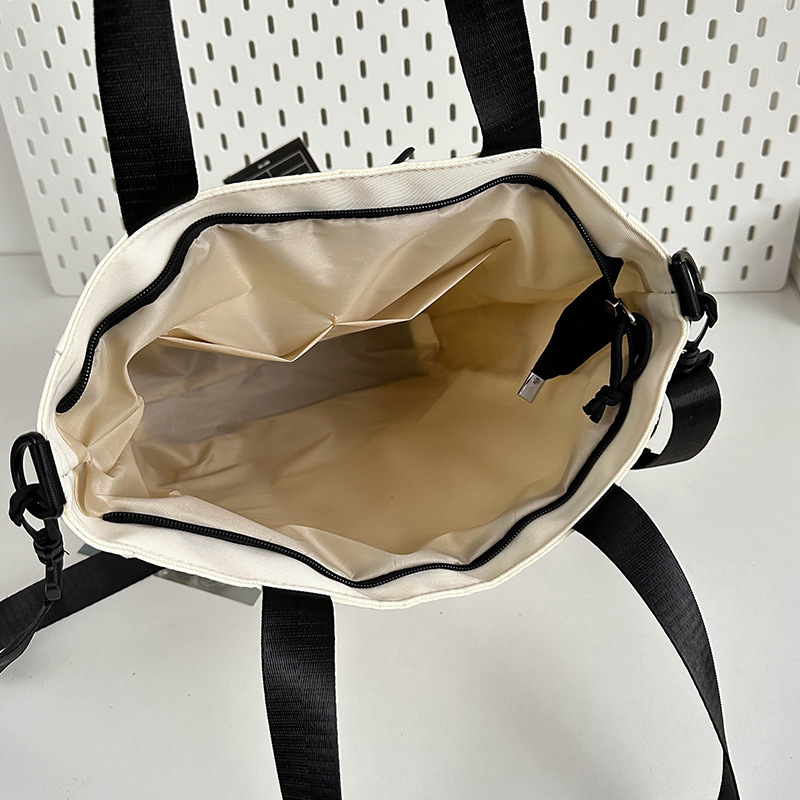 A large-capacity tote bag for college students' commuting to class, a new trendy single-shoulder bag for women in 2024, and a fashionable crossbody bag for men Application Scenario