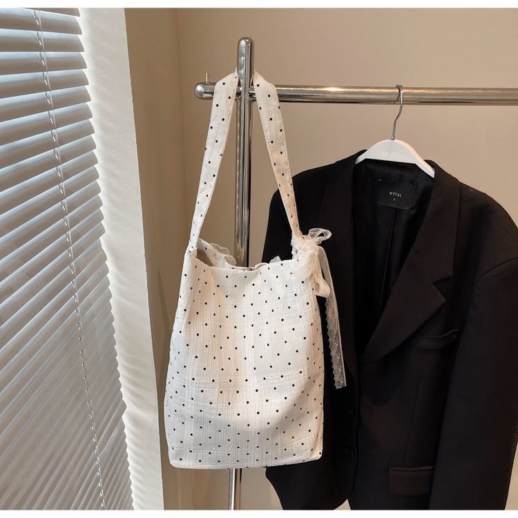 Korean niche underarm bags, college student commuting backpacks, large-capacity tote bags, lace butterfly single-shoulder bags Application Scenario