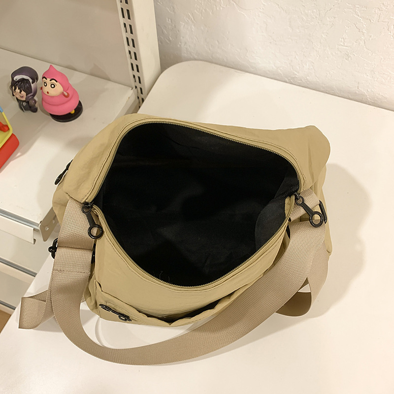 A new minimalist crossbody bag from Japanese and Korean Instagram for men in summer, a lightweight single-shoulder bag for traveling and a daily commuter messenger bag Application Scenario