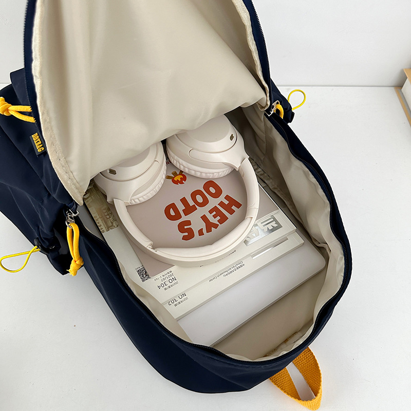 A new high-appearation-level college-style backpack for primary and secondary school students, which is casual, simple, lightweight and versatile for commuting with a large capacity Application Scenario