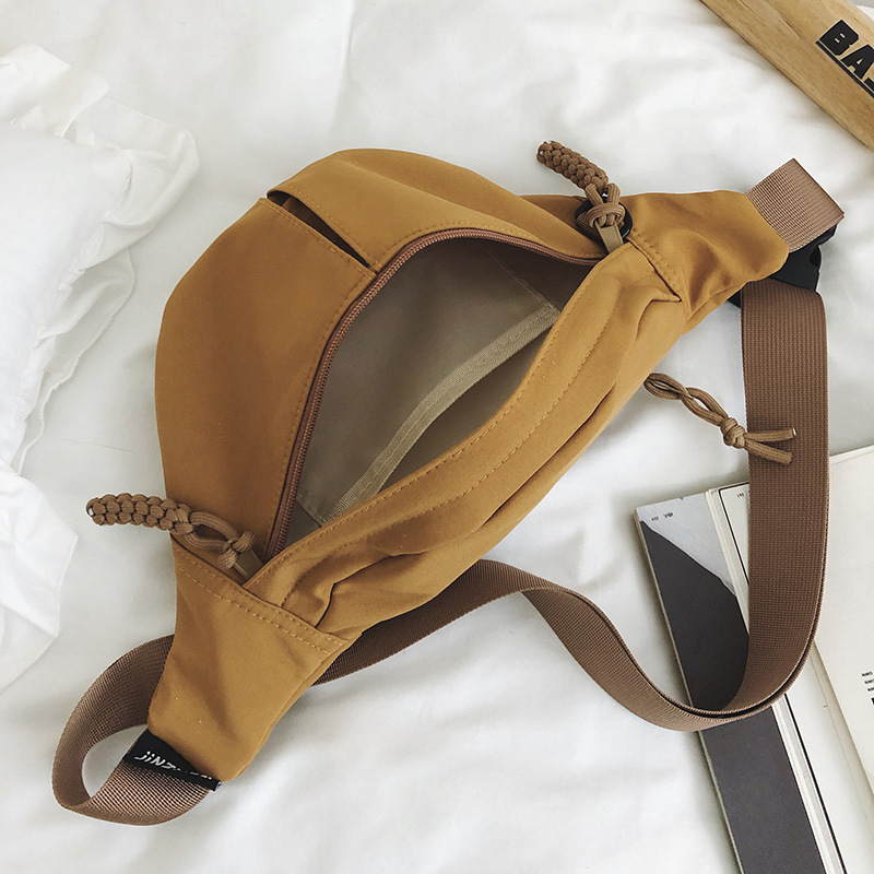 This unisex canvas small bag is simple and versatile. The chest bag has a large capacity and a sense of design. The crossbody bag is fashionable and stylish Application Scenario