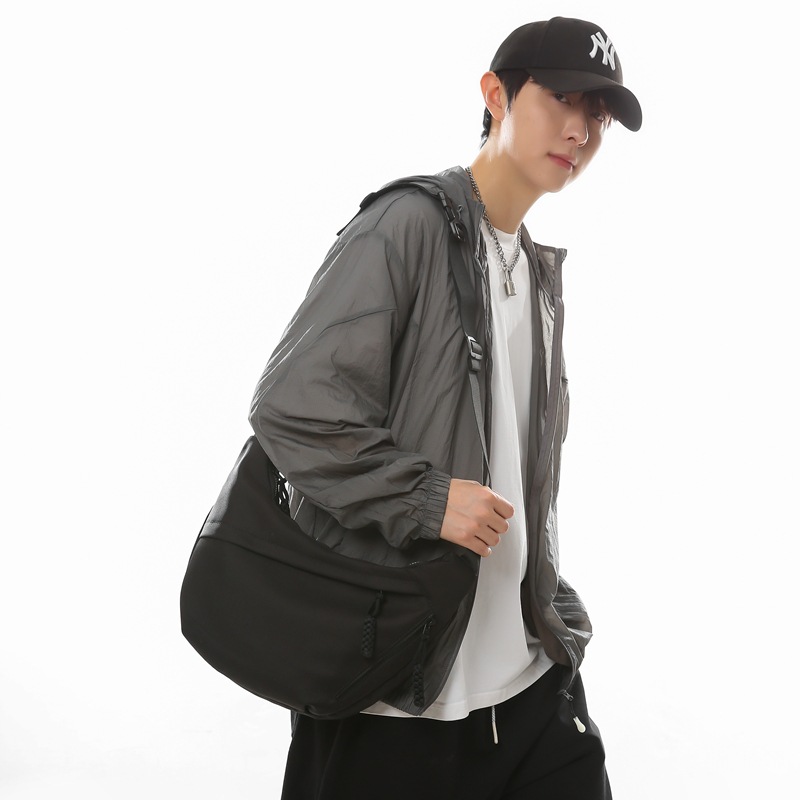 Trendy brand crossbody bag for men, Japanese solid color simple casual single-shoulder bag, large capacity lightweight messenger bag, commuting dumpling bag details Picture