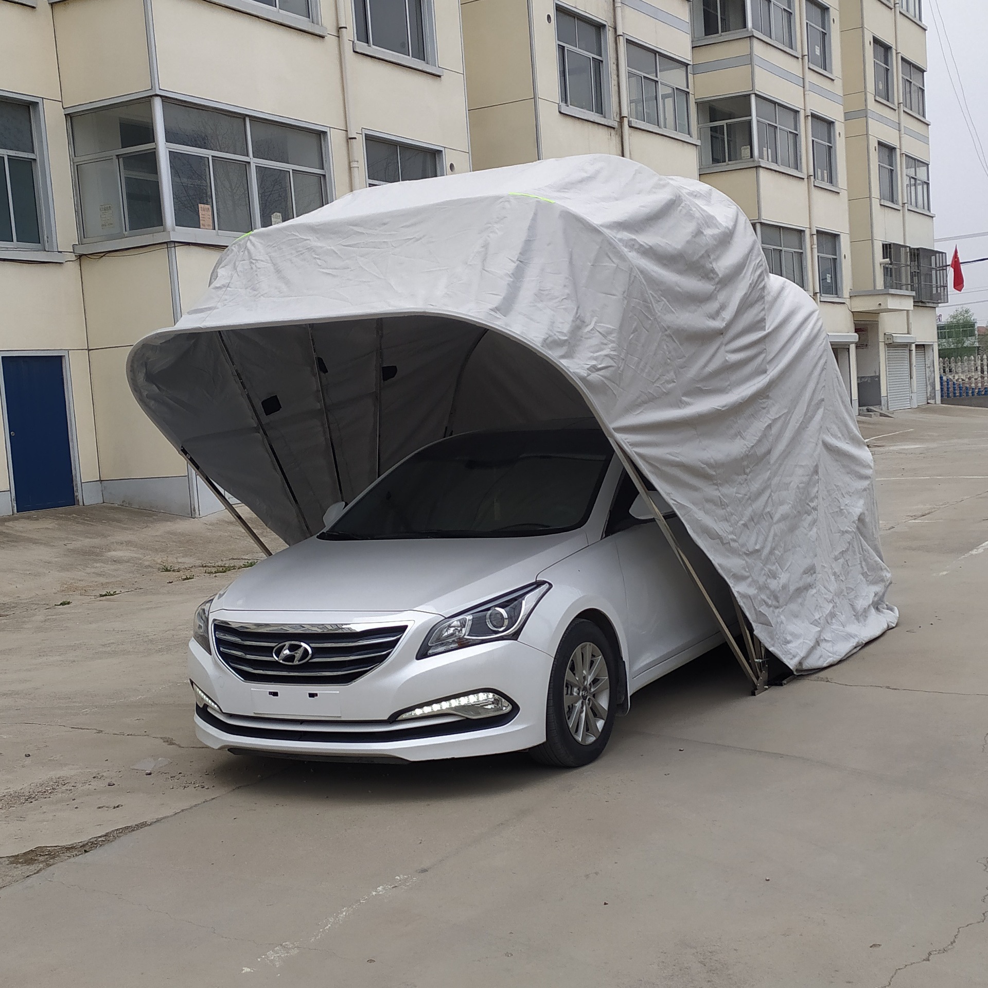 Simple sunshade cover for outdoor carport, sun protection telescopic car, automatic garage, mobile hydraulic parking, folding cover Application Scenario