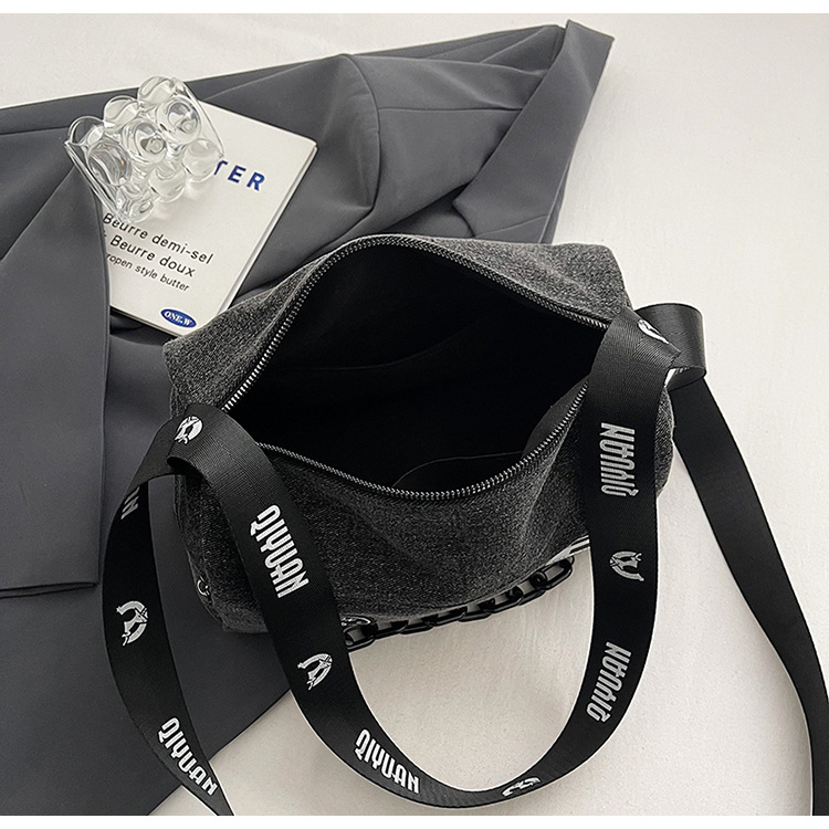 New large-capacity women's crossbody bag, trendy brand Boston pillow bag, fashionable chain denim commuter bag, single-shoulder bag Application Scenario