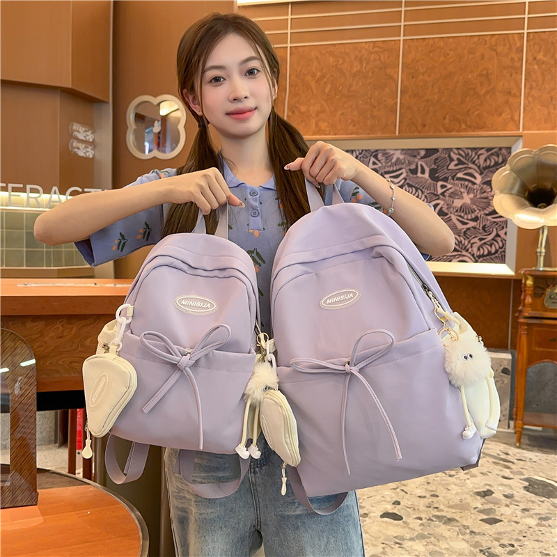 A new high-appeal color-blocking backpack for junior and senior high school students, featuring a casual, simple, lightweight and versatile design for commuting with a large capacity full figure