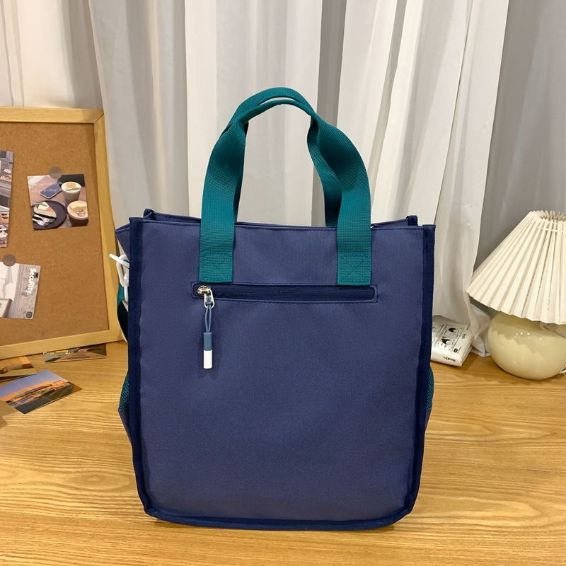 Primary school students carry their after-school bags, girls go out with single-shoulder bags, children are cute, and junior high school students slung their after-school bags diagonally Specification drawing