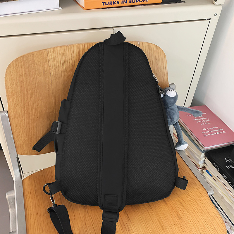 A new Korean-style, niche, color-matched commuting, large-capacity, trendy and sporty cycling crossbody bag Specification drawing