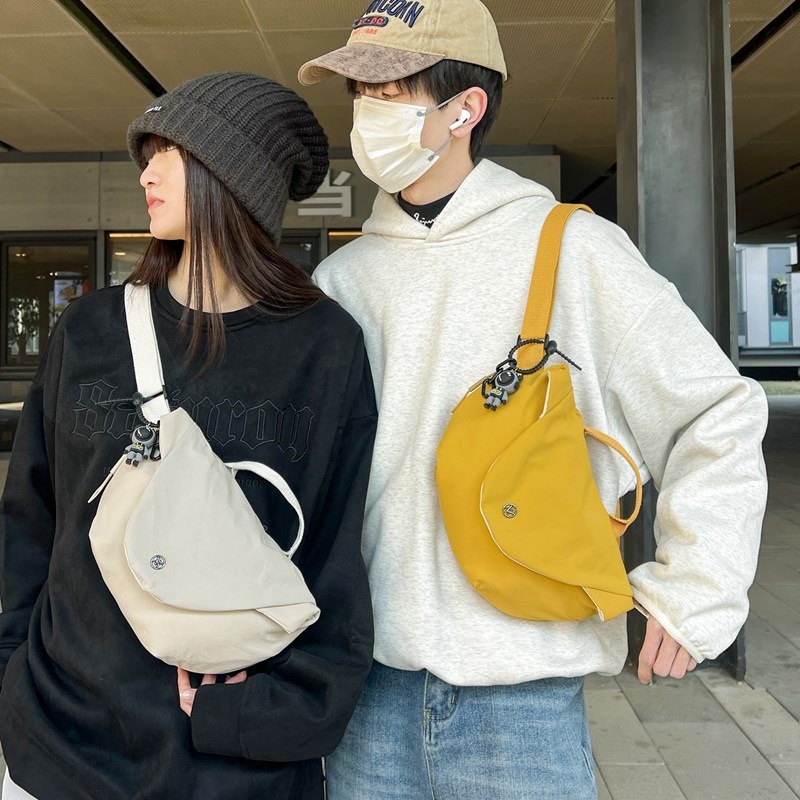 A new high-appeal commuting small crossbody bag, single-shoulder bag for men and women, casual, simple, lightweight and versatile, large-capacity chest bag full figure