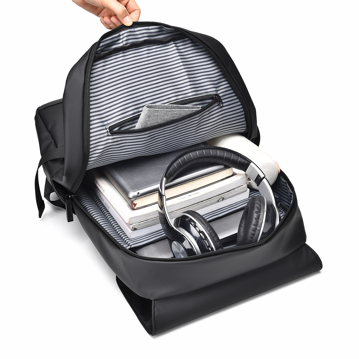 New men's fashionable backpack, large-capacity casual travel backpack, high appearance level travel backpack for men Application Scenario