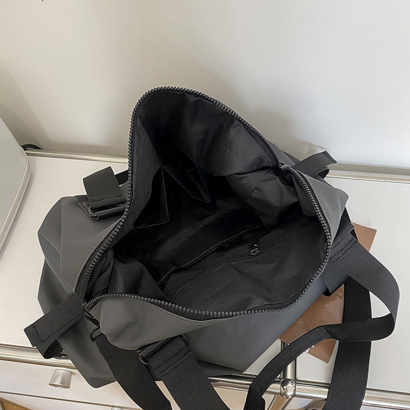 Large-capacity travel bag, men's water-resistant fitness bag, lightweight carry-on luggage bag, women's yoga sports single-shoulder bag Application Scenario