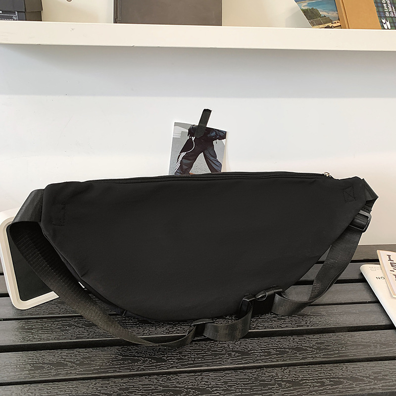 A new high-look, niche single-shoulder cycling sport chest bag and waist bag from the trendy brand ins. It's a casual, versatile and personalized crossbody bag Application Scenario