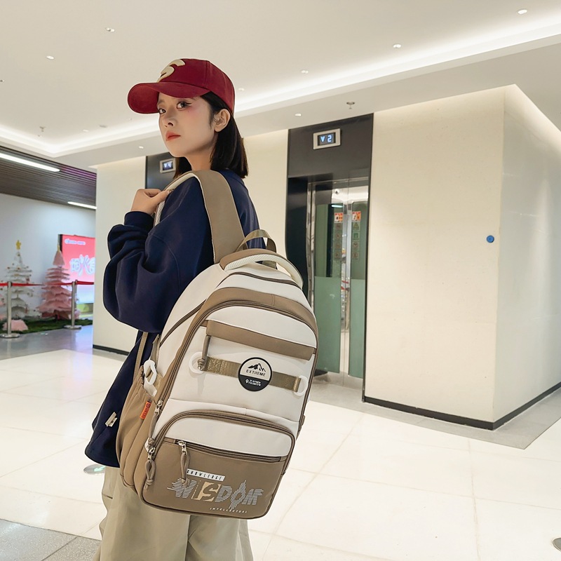 A Japanese-style casual and versatile backpack with contrasting colors for junior high school, senior high school and college students. A large-capacity computer backpack for women details Picture