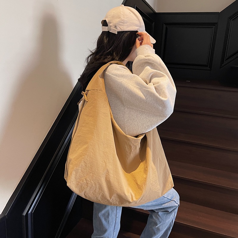 The 2025 new large-capacity versatile tote bag is simple, laid-back, lightweight, and a fashionable commuting and casual underarm bag details Picture