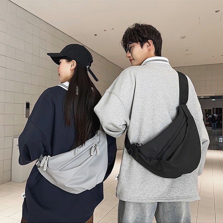 The new forest-style high appearance level dumpling bag is versatile and elegant. It is a solid color single-shoulder bag with a simple Japanese style and a large capacity waterproof backpack full figure