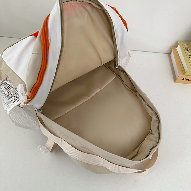 Color-blocking, versatile schoolbag for grades three to six, niche design sense, sporty and casual backpack, outdoor travel backpack Application Scenario