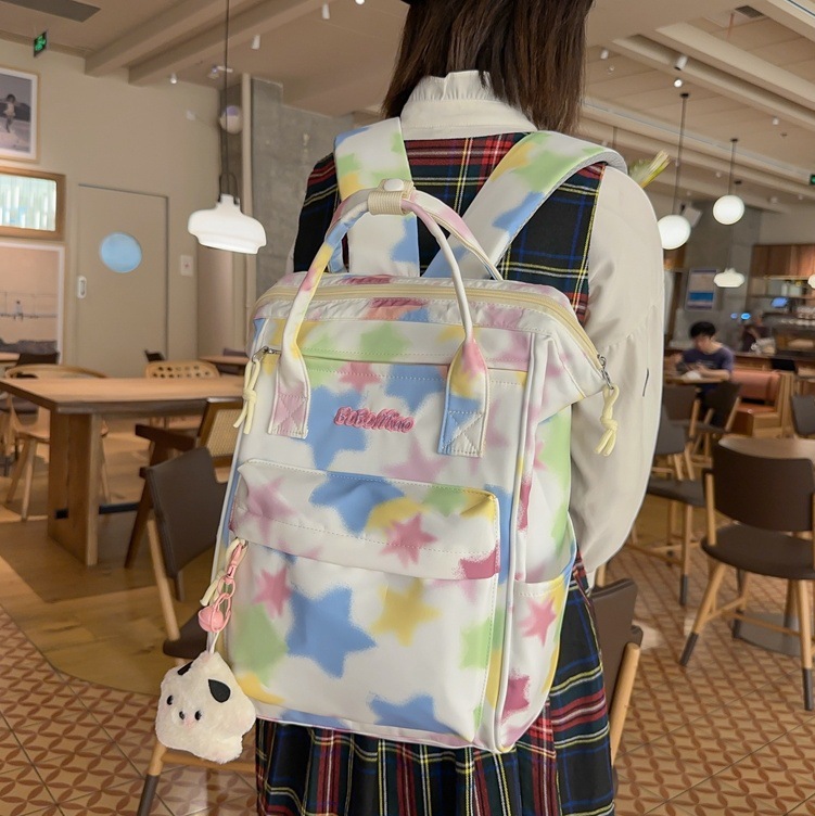 A new, versatile and simple backpack for girls in grades three to six in Spring/Summer 2025. It is a large-capacity backpack for junior high school students full figure