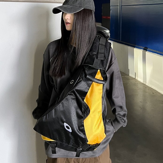 The 2024 new outdoor large-capacity crossbody bag, a trendy commuting versatile sports backpack, and a couple's single-shoulder bag with a high aesthetic level full figure