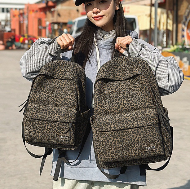 The 2025 new style of a fashionable leopard print backpack for junior and senior high school students is perfect for commuting to work. It is also a backpack for college students full figure