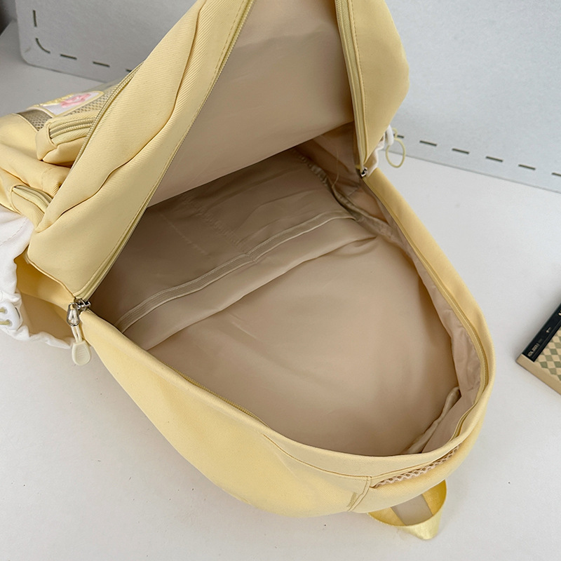 The Japanese-style cute girl with contrasting colors will charm you. The Korean version of dopamine is a lightweight backpack for primary and secondary school students with high appearance standards Application Scenario