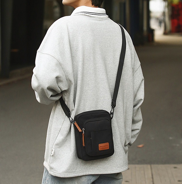 New black casual crossbody bag for men, small crossbody bag, Instagram trendy brand men's backpack, single-shoulder bag for women full figure