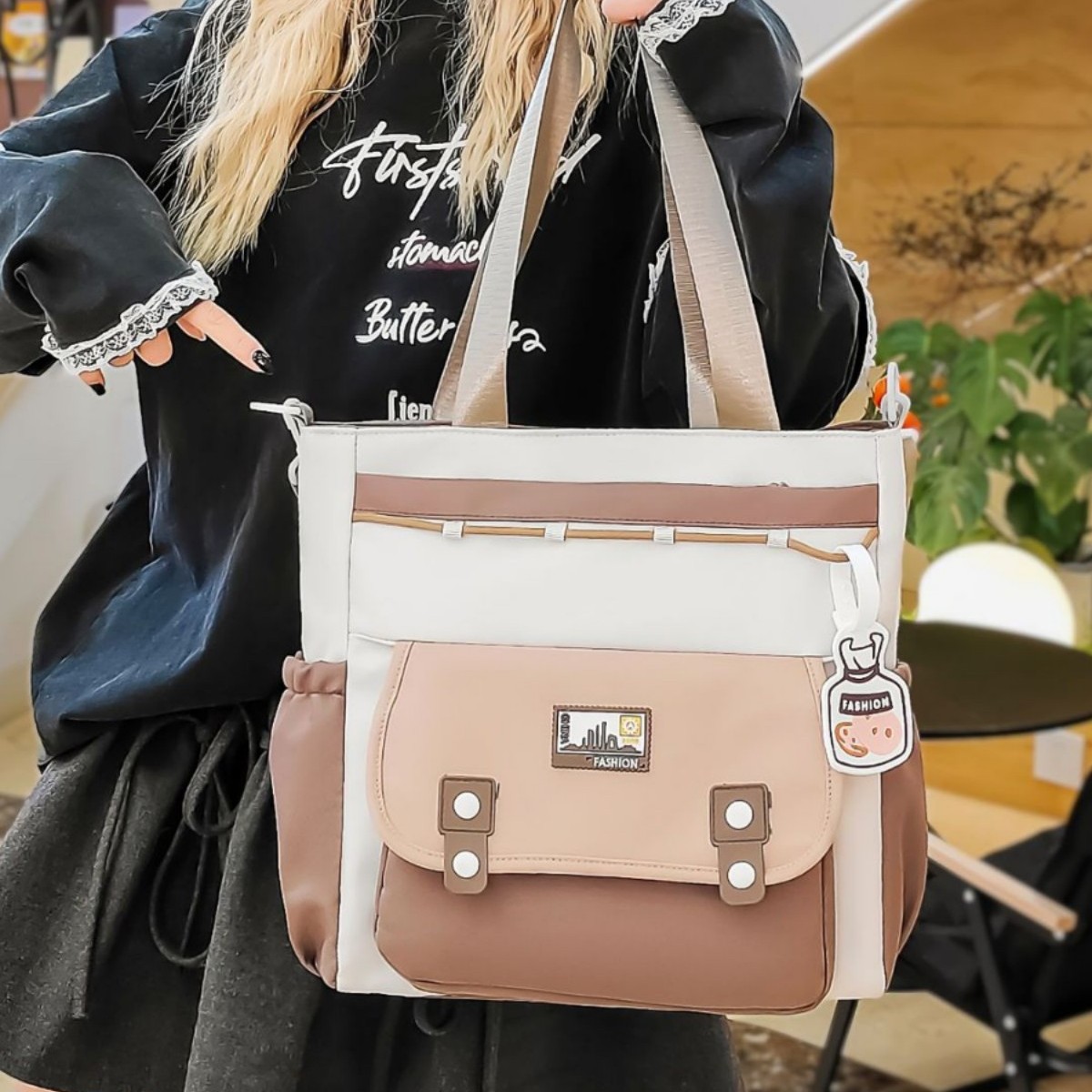 The 2025 new style of fresh, cute and color-blocking hand-held crossbody bag is simple and of high appearance level, a tote bag for primary and secondary school students' classes details Picture