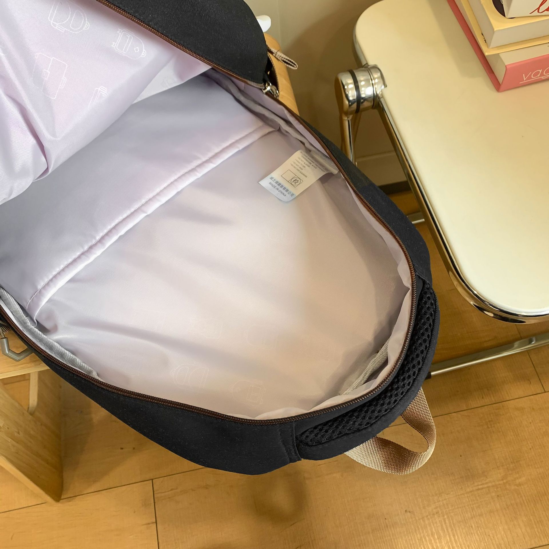 New schoolbag for primary school students in grades 2 to 5, high appearance level, color-blocking lightweight backpack, campus style student backpack Application Scenario