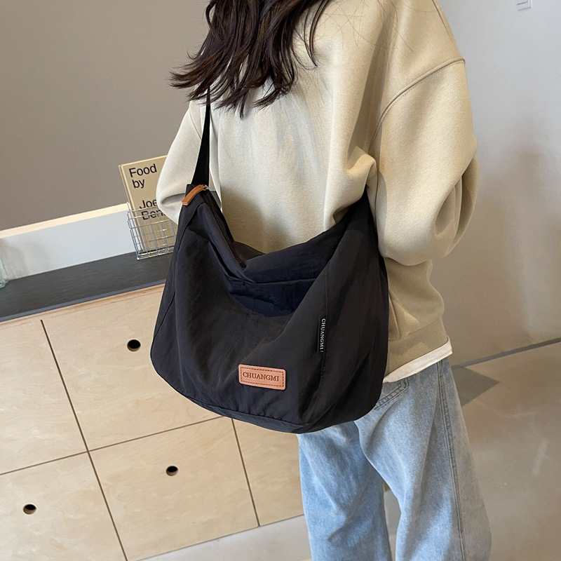 2024 New minimalist and artistic canvas bag, women's large-capacity laid-back crossbody bag, college student single-shoulder bag, commuter bag details Picture