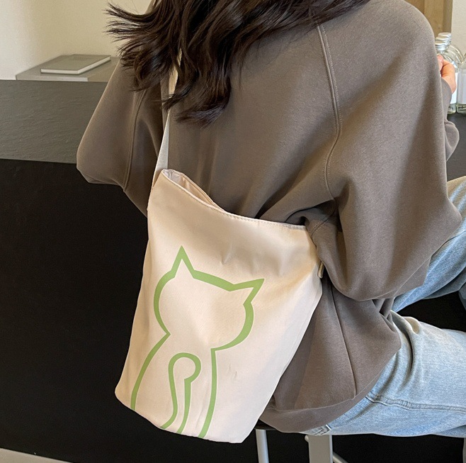 Cute cat crossbody bag, women's lightweight canvas bucket bag, 2024 new summer casual and versatile student single-shoulder bag full figure
