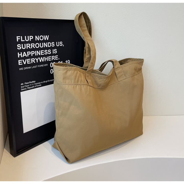 The new spring and summer Korean-style simple and large-capacity tote bag, a popular solid-color single-shoulder bag, is a casual and retro handbag Application Scenario