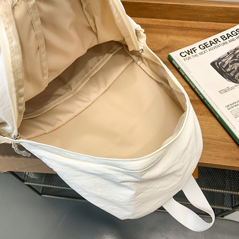 Japanese-style lightweight, simple and versatile solid color schoolbag, female college student commuting backpack, male junior and senior high school student backpack Application Scenario