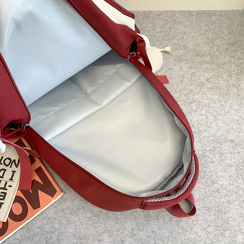 The 2025 new model of simple, large-capacity, multi-compartment schoolbag for grades 3-6 is lightweight and versatile. It is a computer bag and a casual backpack Application Scenario