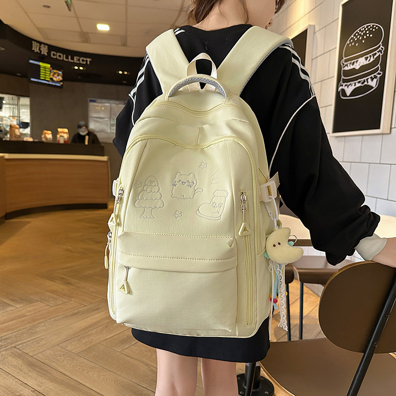 A fresh and cream-colored backpack, a new Japanese-style Instagram backpack with a high level of appearance and sweet prints, is lightweight and versatile details Picture