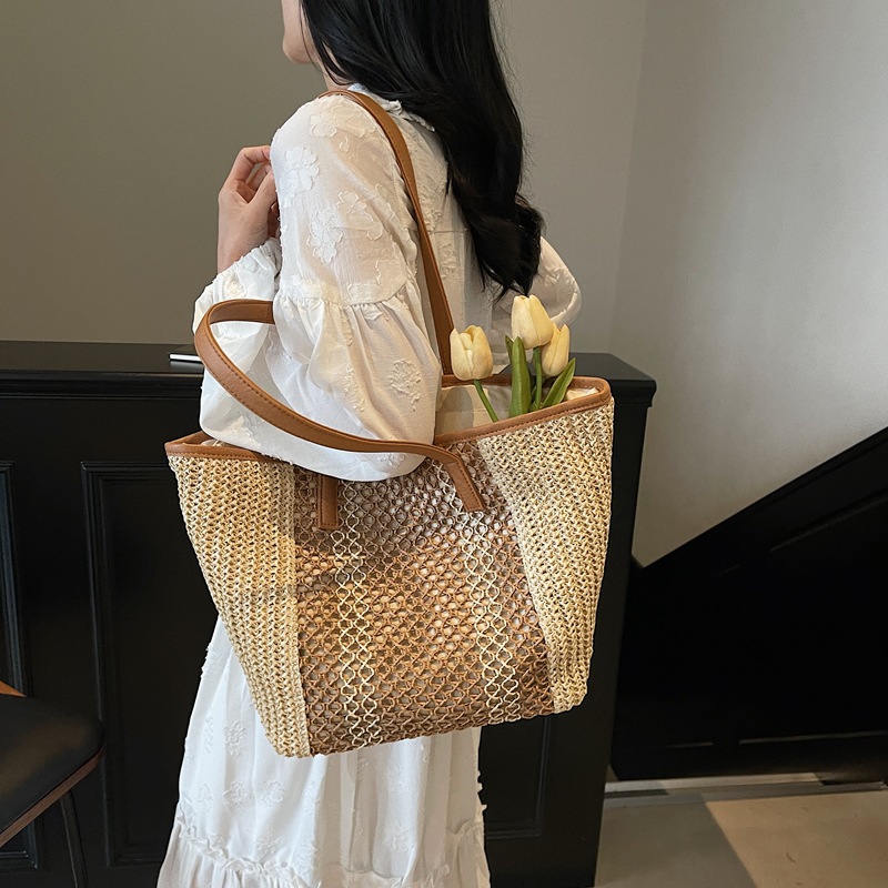 A new, high-end Bohemian-style seaside vacation tote bag for women with a laid-back and artistic style grid weave full figure