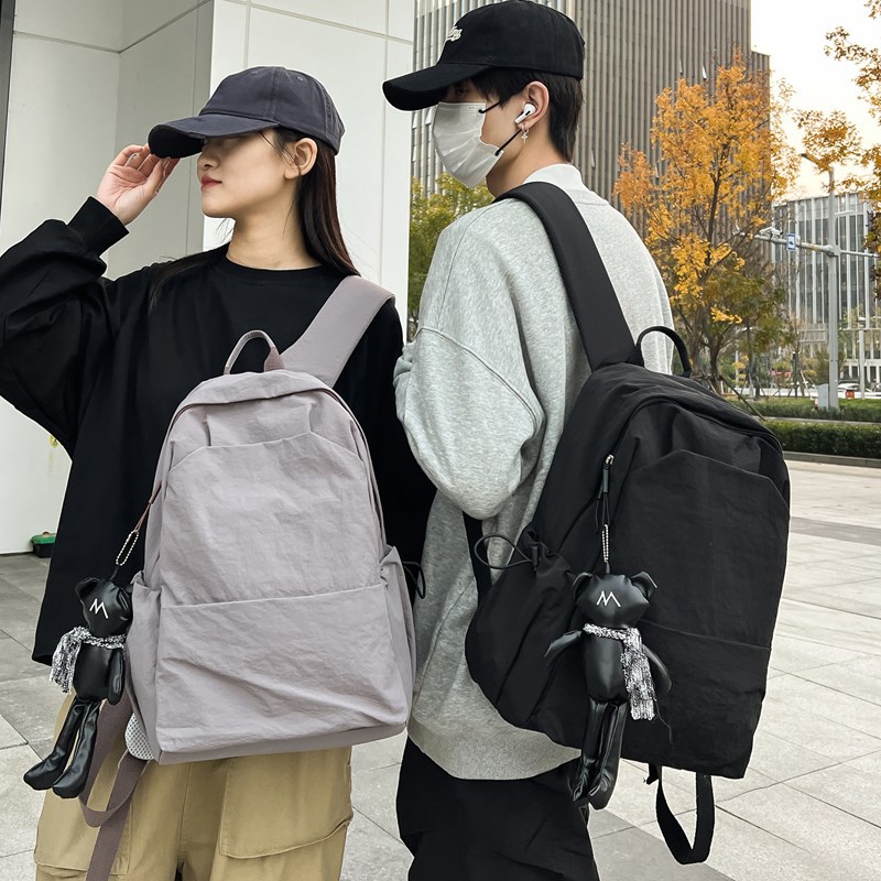 A new high-appearancelevel commuting backpack for college students, which is casual, simple, lightweight, versatile and has a large outdoor capacity full figure