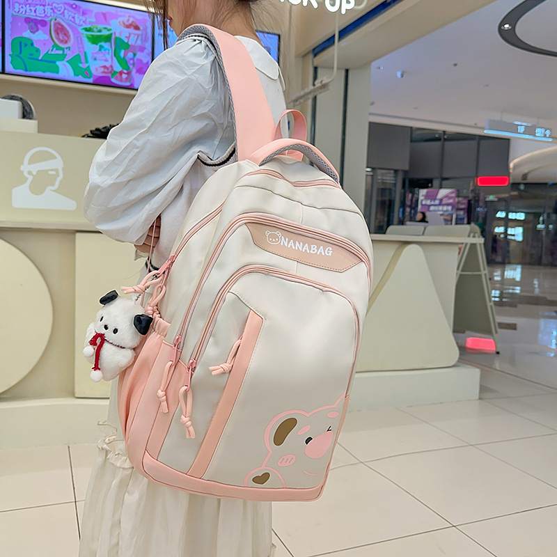This is a large-capacity, color-blocking backpack for junior and senior high school students. It is a versatile backpack for girls with a high level of appearance and a light school style for spring outings details Picture
