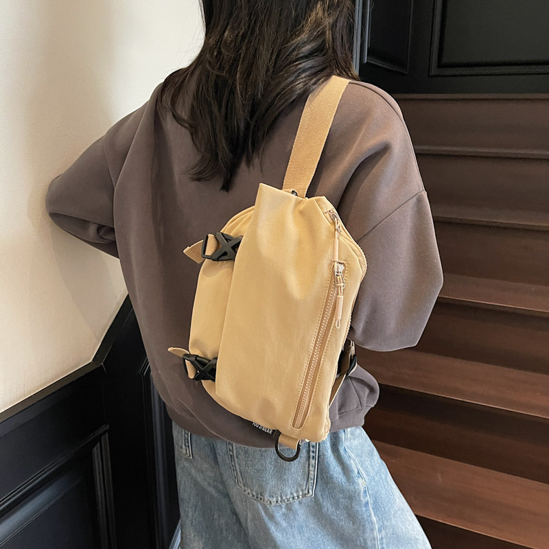 A new Korean-style casual sporty chest bag for women, with a high-end feel, simple and lightweight, and a solid color for commuting, versatile crossbody bag full figure