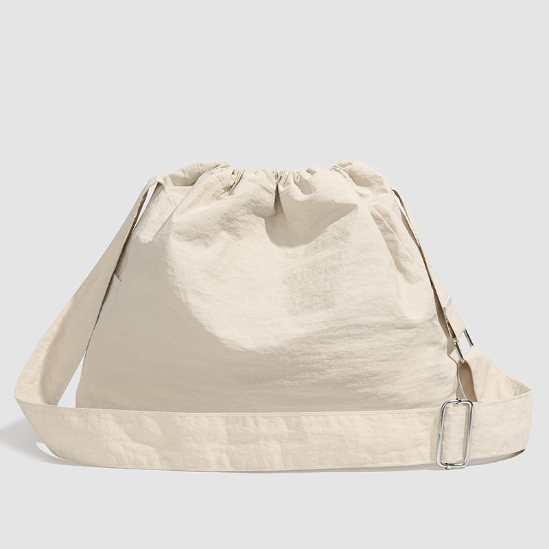 The new large-capacity dumpling single-shoulder bag for casual outings, the forest-style crossbody bag, and the simple Korean-style small bucket bag for commuting to work Specification drawing